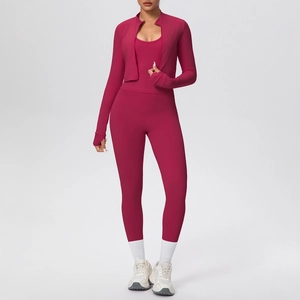 Dettaglio del set da yoga 3 pezzi rosa scuro con giacca corta a zip e leggings sportivi