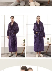 Détail d'un peignoir en flanelle violette douce montrant le tissu pelucheux et la ceinture