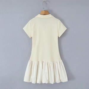 Detailaufnahme des Waffelgewebes und des plissierten Saums am Polo-Kleid