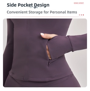 Détail de la veste de yoga ajustée avec poches latérales et tissu extensible mat