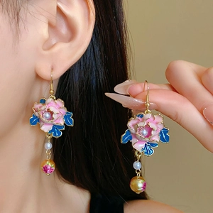 Vue détaillée des boucles d'oreilles pivoine rose avec feuilles bleues et perles