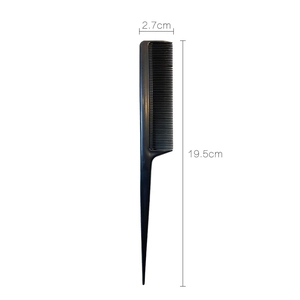 Detailoverzicht van zwarte plastic puntkam afmetingen met 19,5 cm lengte en 2,7 cm breedte