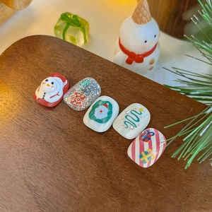 Faux ongles de Noël avec Père Noël, bonhomme de neige et motifs flocons 3D festifs