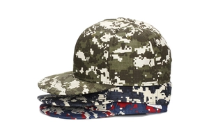 Three-pack of camo flat brim baseball caps in cotton with close-up on fabric labels