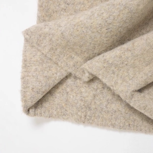Jupe midi en maille minimaliste beige avoine avec une texture de tissu épaisse et douce