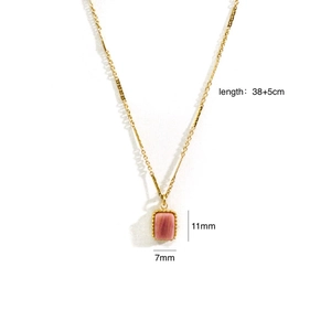 Dettaglio della collana placcata oro 14k con pendente in pietra rosa 11x7mm e dimensioni