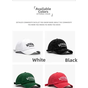 Dettaglio di cappelli da baseball in cotone lavato con ricamo nature moda in quattro colori