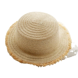 Chapeau de paille beige à bords effilochés pour femme idéal pour plage et vacances