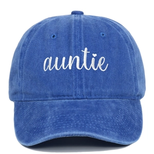 Detail der weißen Auntie-Stickerei auf einer blauen Baseballkappe aus gewaschener Baumwolle