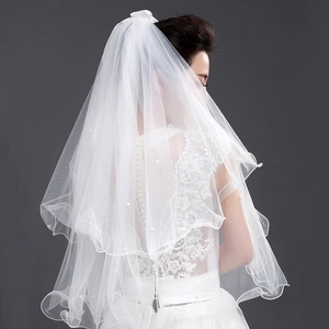 White bridal veil with double-layer mesh, pearl accents and bow decoration