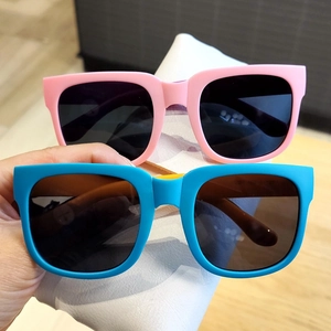 Détail de deux paires de lunettes de soleil pliables pour enfants en plastique mat
