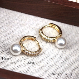 Elegante goldene Perlenohrringe mit Kristallen für Damen, Größe 16 mm x 22 mm