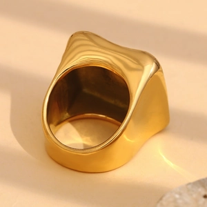 Polierter quadratischer Ring aus 18K vergoldetem Edelstahl mit geometrischem Design