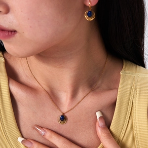 Parure collier et boucles d'oreilles en acier titane plaqué or 18 carats avec pierres bleues