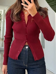 Cardigan da donna bordeaux in maglia a coste con bottoni frontali per l'autunno