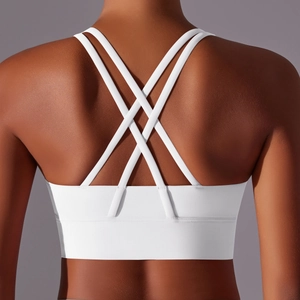 Dettaglio reggiseno sportivo bianco con spalline incrociate sul retro e fascia sottoseno