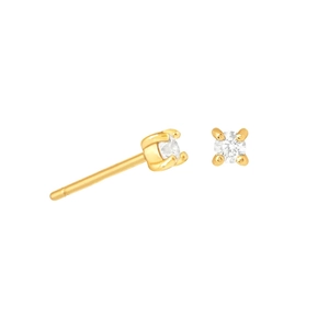 Gros plan sur les puces d'oreilles en argent S925 doré avec quatre griffes et zircon