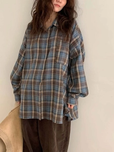 Chemise à carreaux bleu et marron à manches longues avec un pantalon en velours côtelé