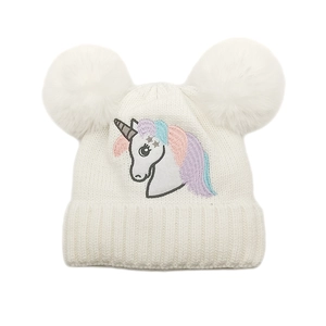 Détails du bonnet en maille blanche avec pompons en fourrure et broderie licorne