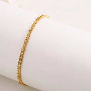 Bracelet élégant double couche en acier titane doré avec breloque feuille sur présentoir