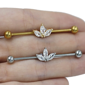 Vue détaillée de piercings industriels dorés et argentés avec des oxydes de zirconium marquise