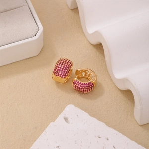 Boucles d'oreilles créoles minimalistes plaquées or 18K avec zircons rouges pavés