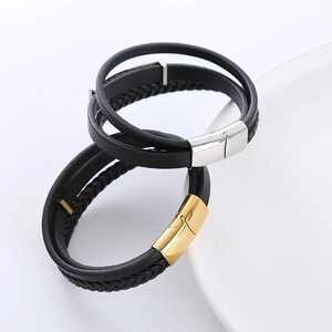 Dettaglio di bracciali in pelle intrecciata multistrato con chiusure magnetiche oro e argento