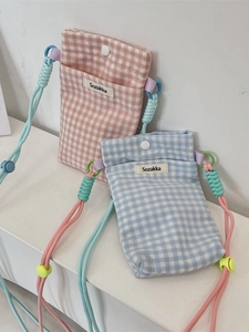 Pochette téléphone en tissu à carreaux avec bandoulière réglable et bouton pression