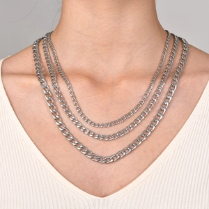 Dettaglio di catene cubane in acciaio argento a strati per un look moderno