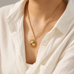 Collier avec pendentif soleil en acier inoxydable plaqué or 18k et chaîne Figaro