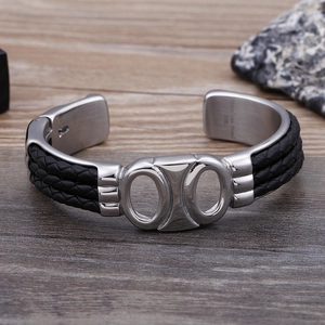 Détail de la gravure en acier 316L sur un bracelet pour homme en cuir tressé noir