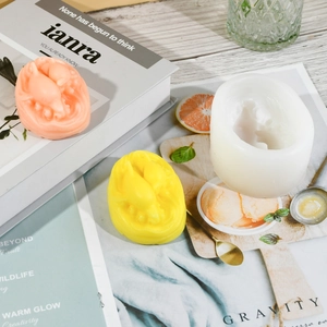 Moule en silicone pour bougies de cochons mignons avec modèles sur table rustique