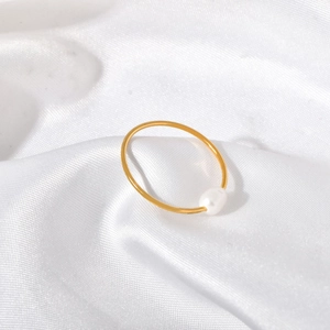 Anello minimalista in oro con perla d'acqua dolce su elegante seta bianca