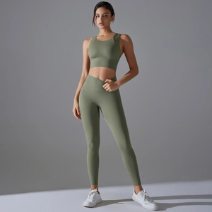 Detail eines Yoga-Sets mit V-förmigem Bund und Sport-Crop-Top in sattem Olivgrün