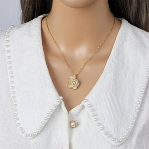 Collier élégant en acier titane doré avec pendentif rose et détails en zircons brillants