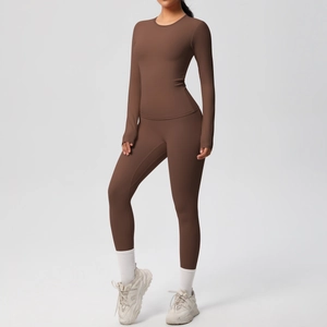 Dettaglio del set da yoga marrone con top a maniche lunghe e leggings senza cuciture