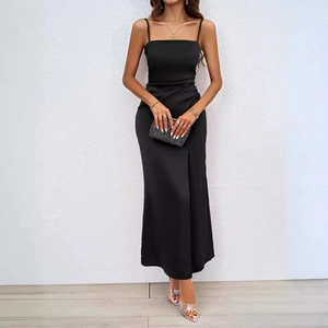 Robe longue noire élégante à col carré avec dos nu et fente latérale froncée