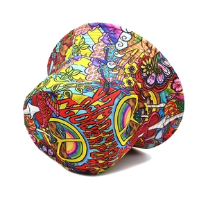 Détail d'un chapeau bob hippie coloré avec signes de paix et motifs imprimés floraux