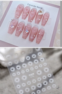 Détails des faux ongles roses FS-030 avec reliefs 3D de cœurs et papillons élégants