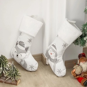 Calze natalizie con motivi di volpe e pinguino e bordo in peluche bianco per decori