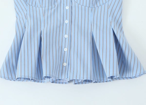 Détails macro du tissu en popeline à fines rayures avec boutons blancs et ourlet plissé