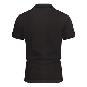 Vue arrière d'un polo noir à séchage rapide avec texture de tissu gaufré de qualité