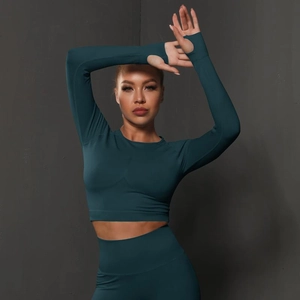 Ensemble de sport tricoté vert foncé avec passe-pouces et legging à taille haute