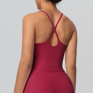 Détail de la brassière de yoga bordeaux à dos croisé et legging en tissu élastique