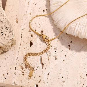 Détail de la chaîne serpent plaquée or 18 carats avec fermoir homard et pierre naturelle