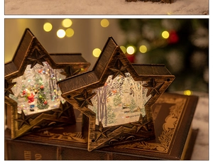 Vue détaillée d'une lanterne de Noël vintage en forme d'étoile avec une scène de Noël