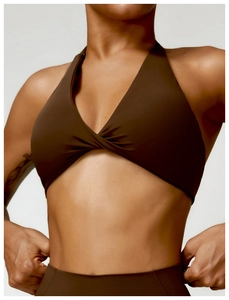 Détail du haut de yoga licou marron foncé avec nœud torsadé et legging taille haute assorti