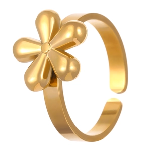 Detailopname van de 18K vergulde roestvrijstalen ring met een gepolijste bloem met vijf bladen