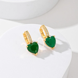 Vue détaillée de boucles d'oreilles cœur dorées vintage avec pierres vertes et cristaux pavés