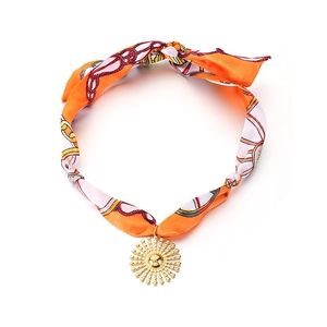Collier avec pendentif étoile de mer et foulard en soie orange et blanc doré chic